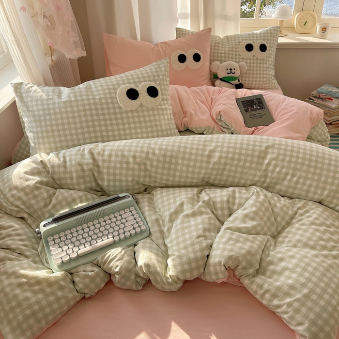 91家纺网 家纺一手货源 找家纺 桃心家居 2026新款A类亲肤舒适软糯云柔水洗棉大眼睛毛巾绣混搭格子撞色系列四件套 云柔水洗棉-大眼绿格粉粉