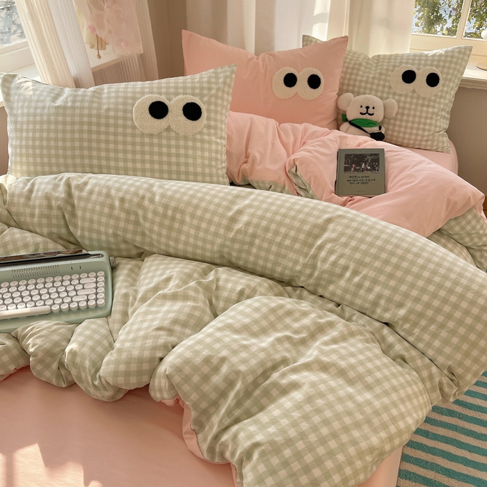 91家纺网 家纺一手货源 找家纺 桃心家居 2026新款A类亲肤舒适软糯云柔水洗棉大眼睛毛巾绣混搭格子撞色系列四件套 云柔水洗棉-大眼绿格粉粉