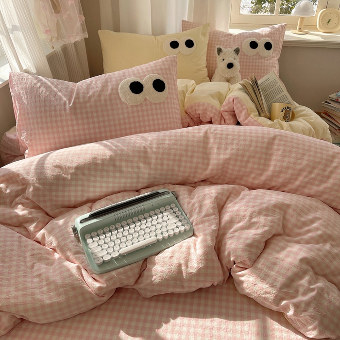 91家纺网 家纺一手货源 找家纺 桃心家居 2026新款A类亲肤舒适软糯云柔水洗棉大眼睛毛巾绣混搭格子撞色系列四件套 云柔水洗棉-大眼粉小格奶黄