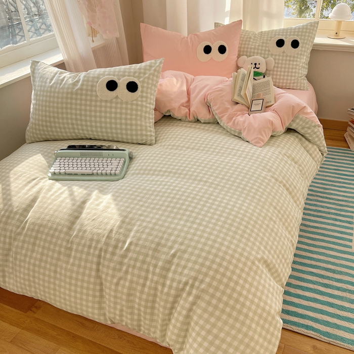 91家纺网 家纺一手货源 找家纺 桃心家居 2026新款A类亲肤舒适软糯云柔水洗棉大眼睛毛巾绣混搭格子撞色系列四件套 云柔水洗棉-大眼绿格粉粉