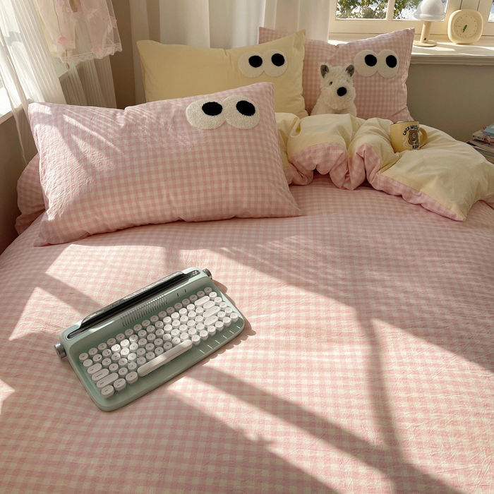 91家纺网 家纺一手货源 找家纺 桃心家居 2026新款A类亲肤舒适软糯云柔水洗棉大眼睛毛巾绣混搭格子撞色系列四件套 云柔水洗棉-大眼粉小格奶黄