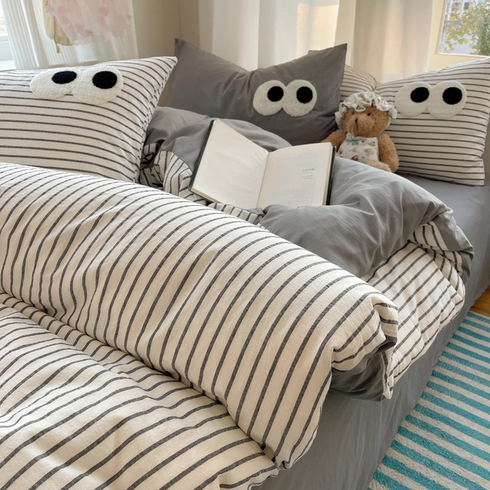 91家纺网 家纺一手货源 找家纺 桃心家居 2026新款A类亲肤舒适软糯云柔水洗棉大眼睛毛巾绣混搭格子撞色系列四件套 云柔水洗棉-大眼灰条拿铁