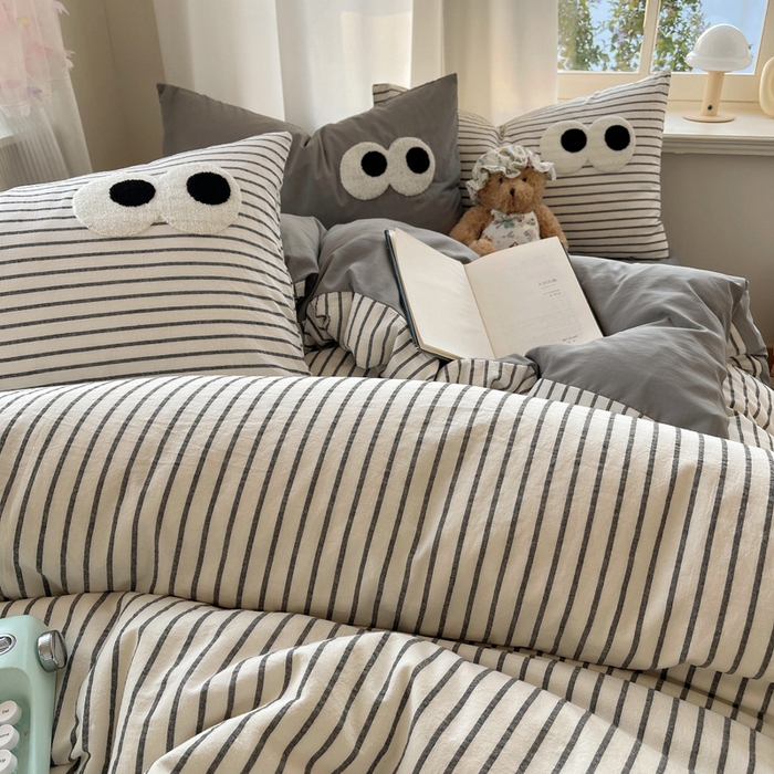 91家纺网 家纺一手货源 找家纺 桃心家居 2026新款A类亲肤舒适软糯云柔水洗棉大眼睛毛巾绣混搭格子撞色系列四件套 云柔水洗棉-大眼灰条拿铁