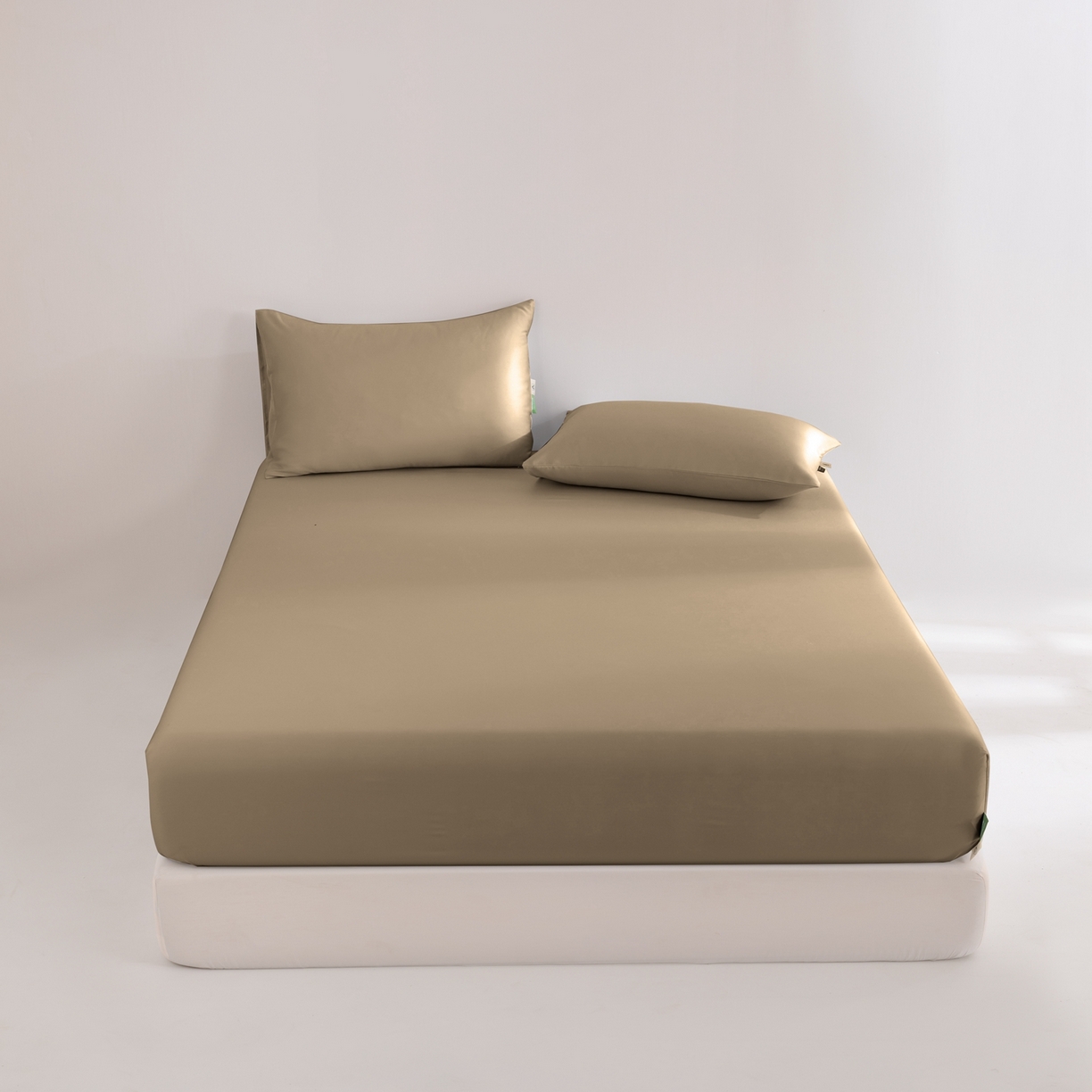 91家纺网 家纺一手货源 找家纺 眠博士 2026新款60S天丝莱赛尔纯色床笠-场景二 60S天丝床笠-金咖