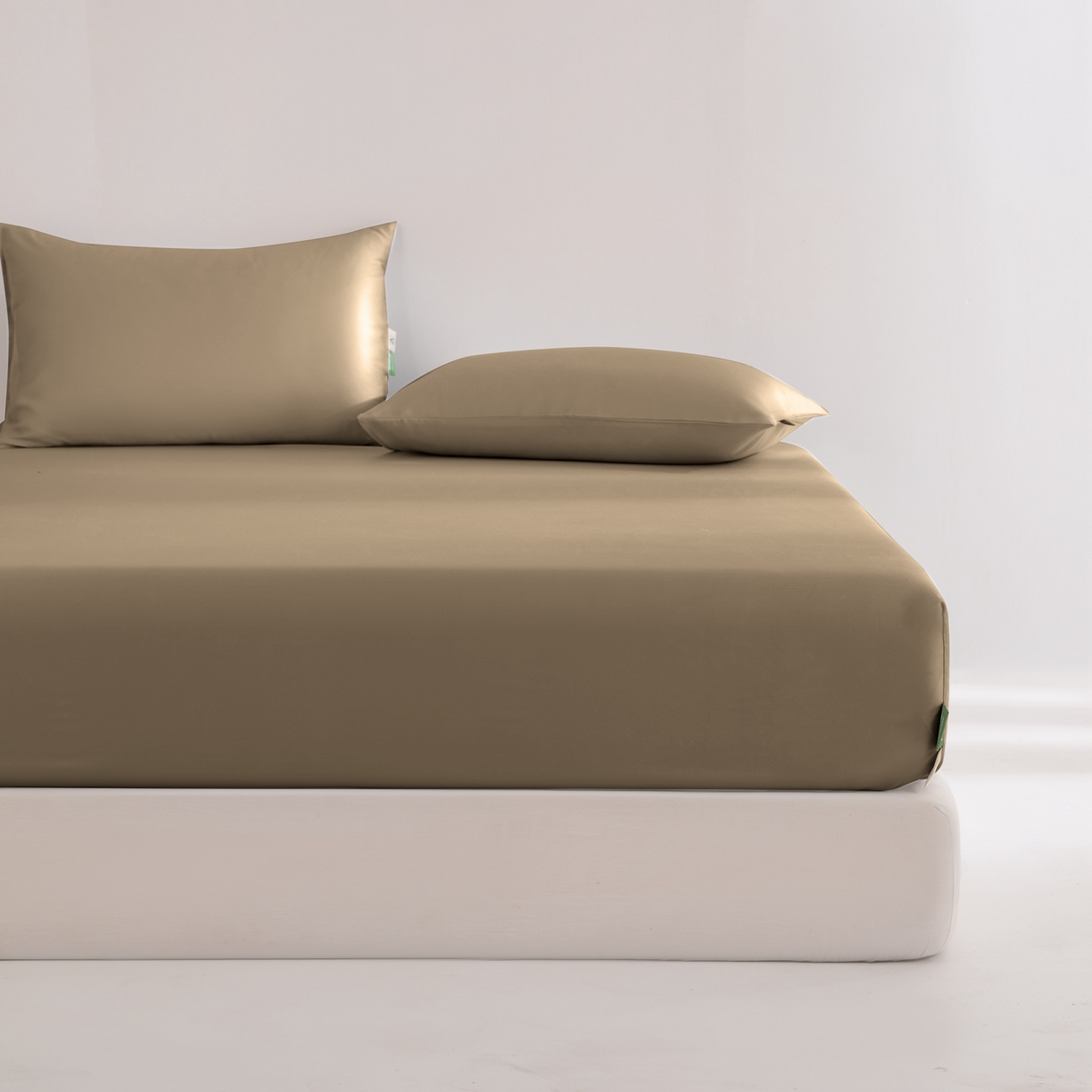 91家纺网 家纺一手货源 找家纺 眠博士 2026新款60S天丝莱赛尔纯色床笠-场景二 60S天丝床笠-金咖