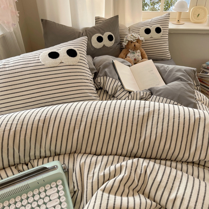 91家纺网 家纺一手货源 找家纺 桃心家居 2026新款A类亲肤舒适软糯云柔水洗棉大眼睛毛巾绣混搭格子撞色系列四件套 云柔水洗棉-大眼灰条拿铁