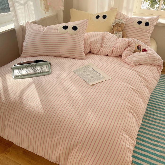 91家纺网 家纺一手货源 找家纺 桃心家居 2026新款A类亲肤舒适软糯云柔水洗棉大眼睛毛巾绣混搭格子撞色系列四件套 云柔水洗棉-大眼粉粉条奶黄