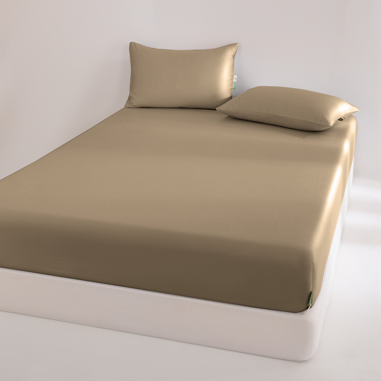 91家纺网 家纺一手货源 找家纺 眠博士 2026新款60S天丝莱赛尔纯色床笠-场景二 60S天丝床笠-金咖