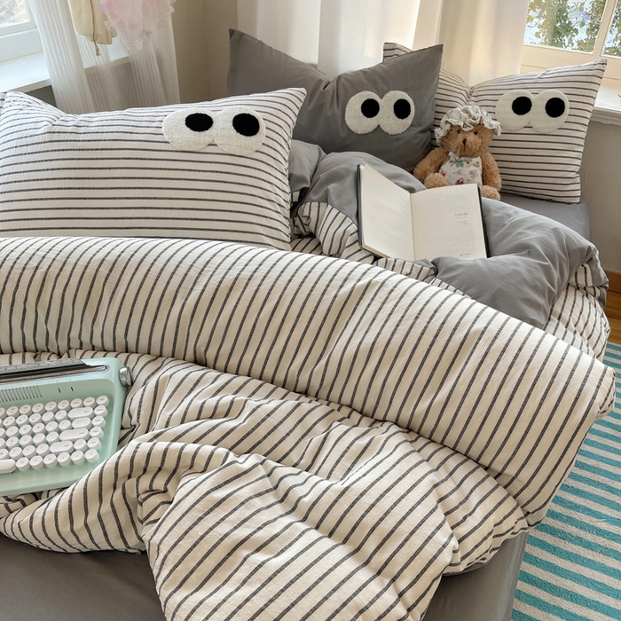 91家纺网 家纺一手货源 找家纺 桃心家居 2026新款A类亲肤舒适软糯云柔水洗棉大眼睛毛巾绣混搭格子撞色系列四件套 云柔水洗棉-大眼灰条拿铁