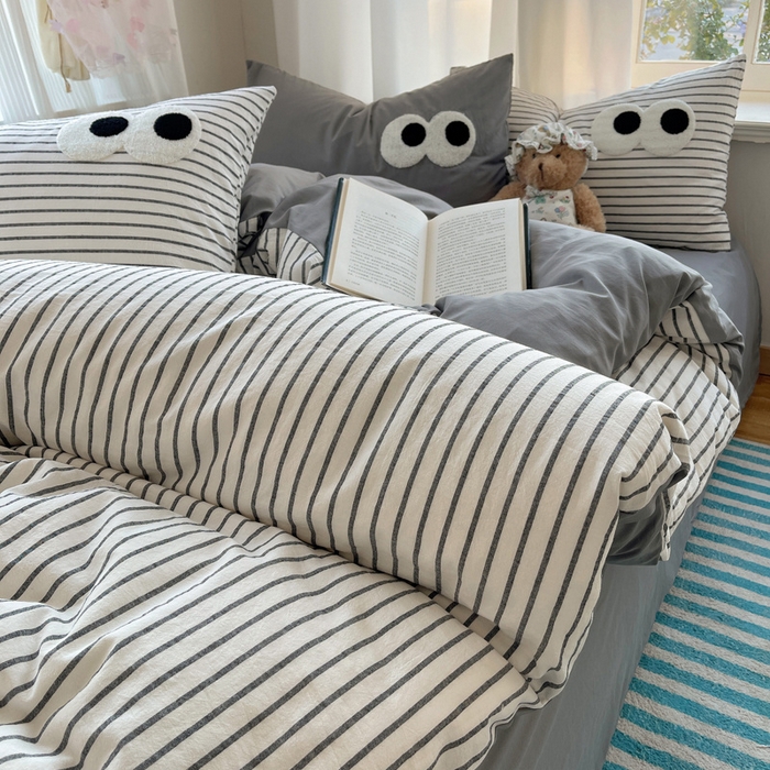 91家纺网 家纺一手货源 找家纺 桃心家居 2026新款A类亲肤舒适软糯云柔水洗棉大眼睛毛巾绣混搭格子撞色系列四件套 云柔水洗棉-大眼灰条拿铁