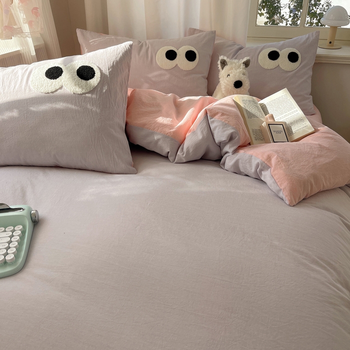 91家纺网 家纺一手货源 找家纺 桃心家居 2026新款A类亲肤舒适软糯云柔水洗棉大眼睛毛巾绣混搭格子撞色系列四件套 云柔水洗棉-大眼葡萄粉桃