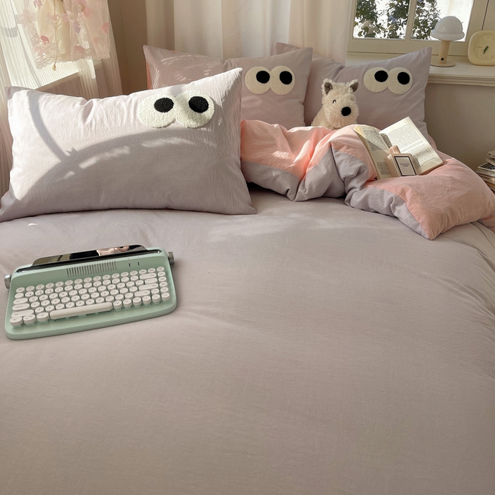 91家纺网 家纺一手货源 找家纺 桃心家居 2026新款A类亲肤舒适软糯云柔水洗棉大眼睛毛巾绣混搭格子撞色系列四件套 云柔水洗棉-大眼葡萄粉桃