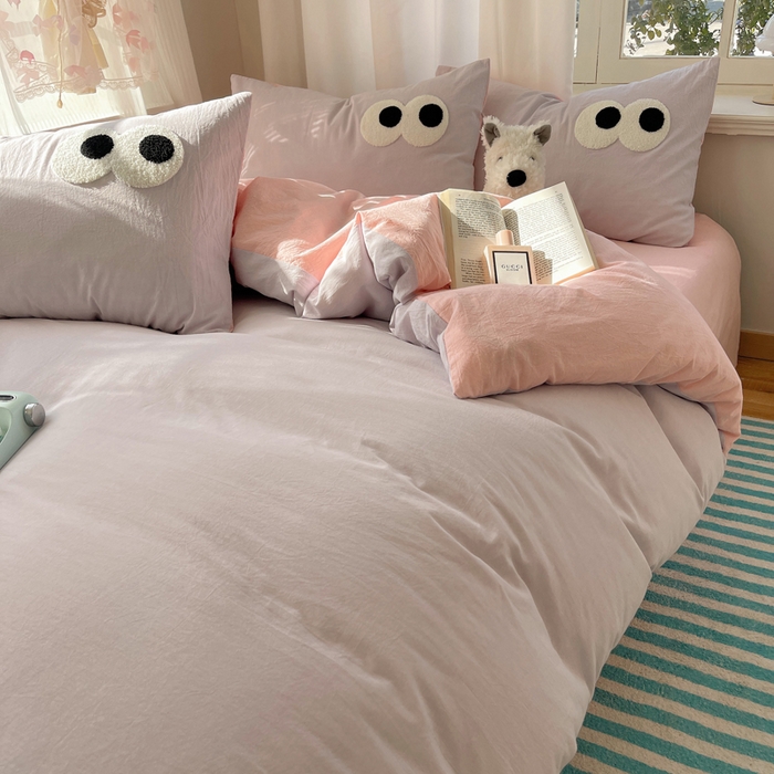 91家纺网 家纺一手货源 找家纺 桃心家居 2026新款A类亲肤舒适软糯云柔水洗棉大眼睛毛巾绣混搭格子撞色系列四件套 云柔水洗棉-大眼葡萄粉桃