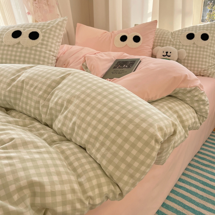 91家纺网 家纺一手货源 找家纺 桃心家居 2026新款A类亲肤舒适软糯云柔水洗棉大眼睛毛巾绣混搭格子撞色系列四件套 云柔水洗棉-大眼绿格粉粉