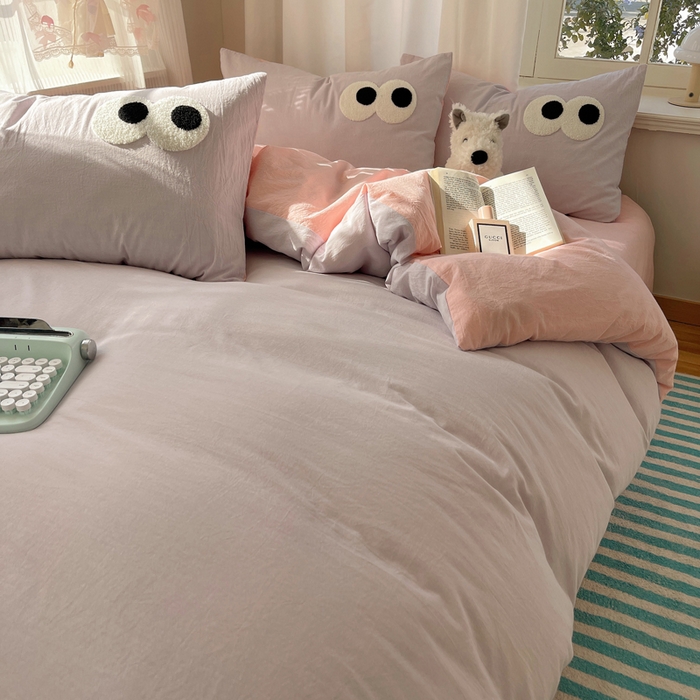 91家纺网 家纺一手货源 找家纺 桃心家居 2026新款A类亲肤舒适软糯云柔水洗棉大眼睛毛巾绣混搭格子撞色系列四件套 云柔水洗棉-大眼葡萄粉桃