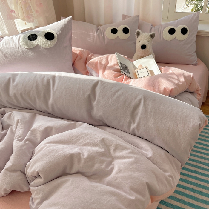 91家纺网 家纺一手货源 找家纺 桃心家居 2026新款A类亲肤舒适软糯云柔水洗棉大眼睛毛巾绣混搭格子撞色系列四件套 云柔水洗棉-大眼葡萄粉桃