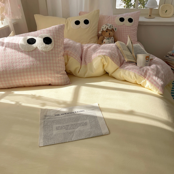 91家纺网 家纺一手货源 找家纺 桃心家居 2026新款A类亲肤舒适软糯云柔水洗棉大眼睛毛巾绣混搭格子撞色系列四件套 云柔水洗棉-大眼粉小格奶黄2