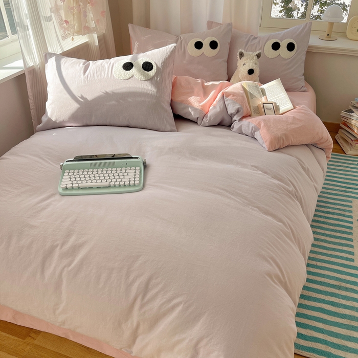 91家纺网 家纺一手货源 找家纺 桃心家居 2026新款A类亲肤舒适软糯云柔水洗棉大眼睛毛巾绣混搭格子撞色系列四件套 云柔水洗棉-大眼葡萄粉桃