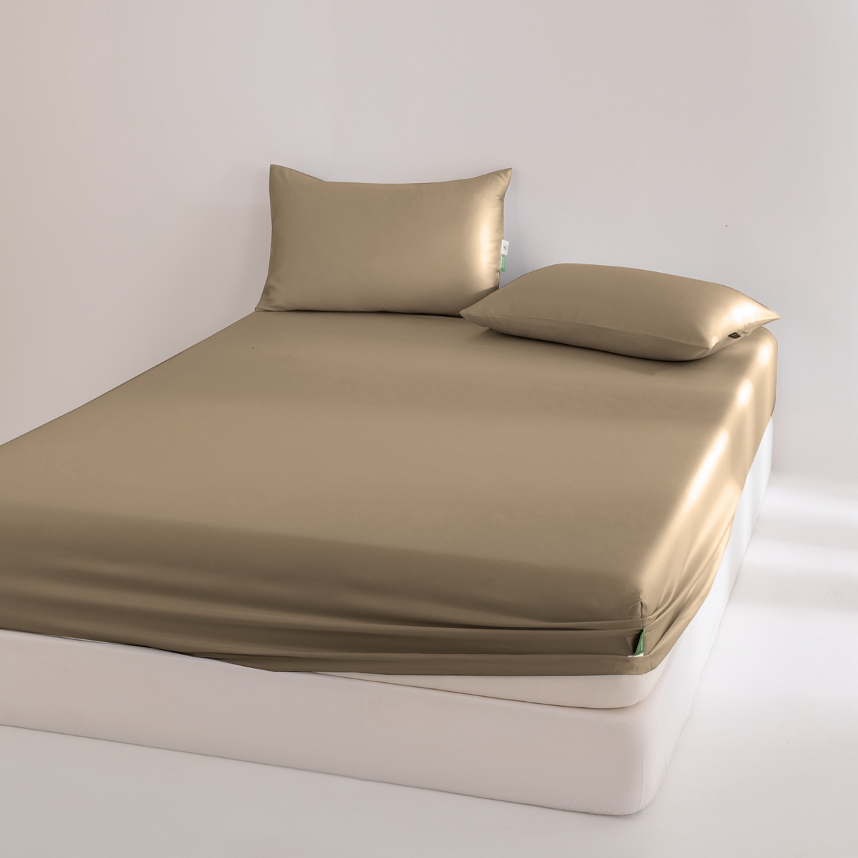 91家纺网 家纺一手货源 找家纺 眠博士 2026新款60S天丝莱赛尔纯色床笠-场景二 60S天丝床笠-金咖