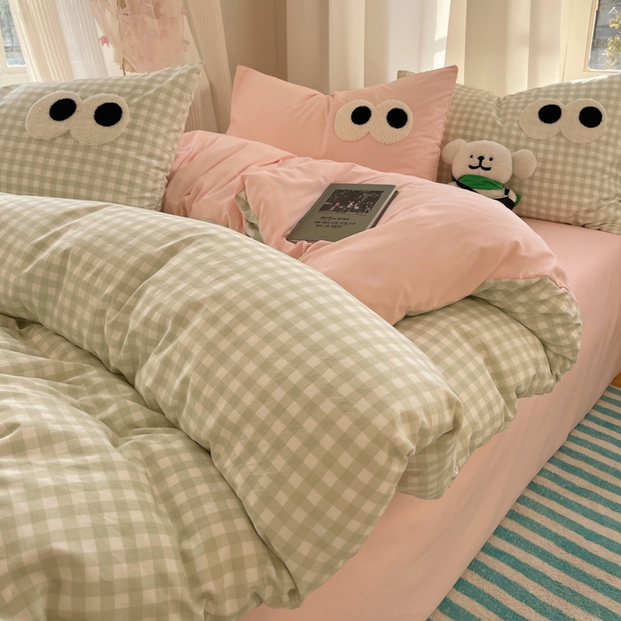 91家纺网 家纺一手货源 找家纺 桃心家居 2026新款A类亲肤舒适软糯云柔水洗棉大眼睛毛巾绣混搭格子撞色系列四件套 云柔水洗棉-大眼绿格粉粉