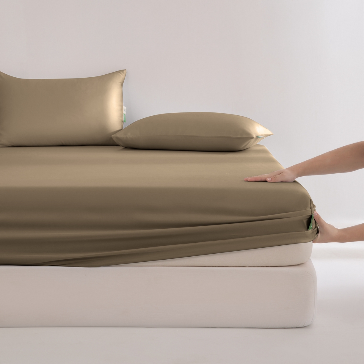 91家纺网 家纺一手货源 找家纺 眠博士 2026新款60S天丝莱赛尔纯色床笠-场景二 60S天丝床笠-金咖