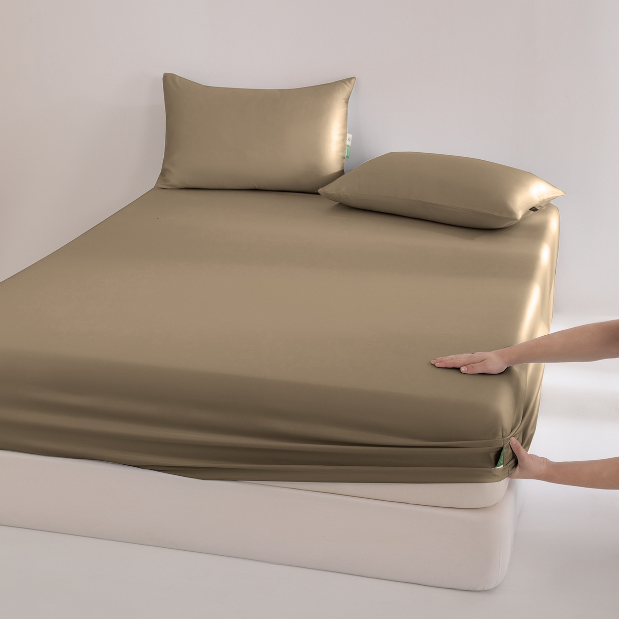 91家纺网 家纺一手货源 找家纺 眠博士 2026新款60S天丝莱赛尔纯色床笠-场景二 60S天丝床笠-金咖