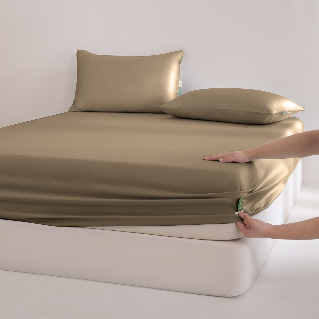 91家纺网 家纺一手货源 找家纺 眠博士 2026新款60S天丝莱赛尔纯色床笠-场景二 60S天丝床笠-金咖