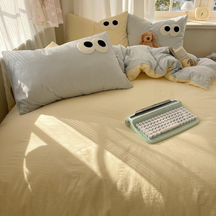 91家纺网 家纺一手货源 找家纺 桃心家居 2026新款A类亲肤舒适软糯云柔水洗棉大眼睛毛巾绣混搭格子撞色系列四件套 云柔水洗棉-大眼奶黄小蓝格