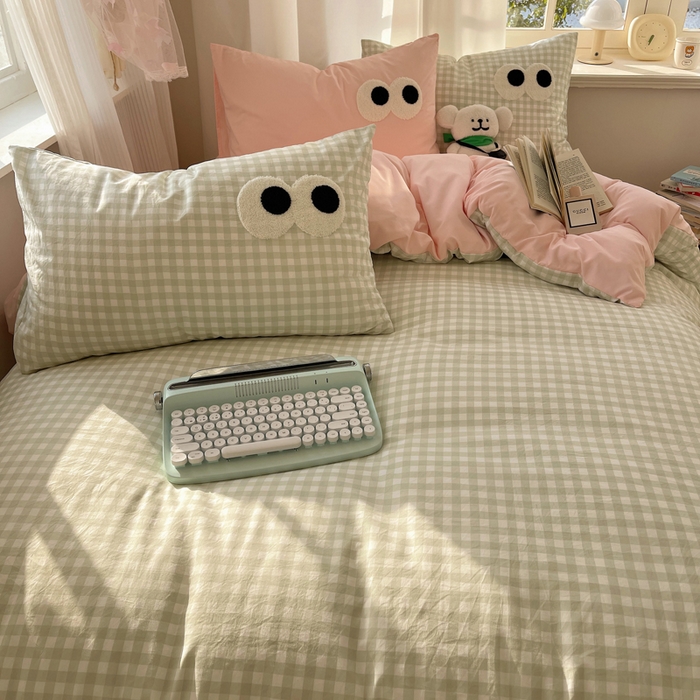 91家纺网 家纺一手货源 找家纺 桃心家居 2026新款A类亲肤舒适软糯云柔水洗棉大眼睛毛巾绣混搭格子撞色系列四件套 云柔水洗棉-大眼绿格粉粉