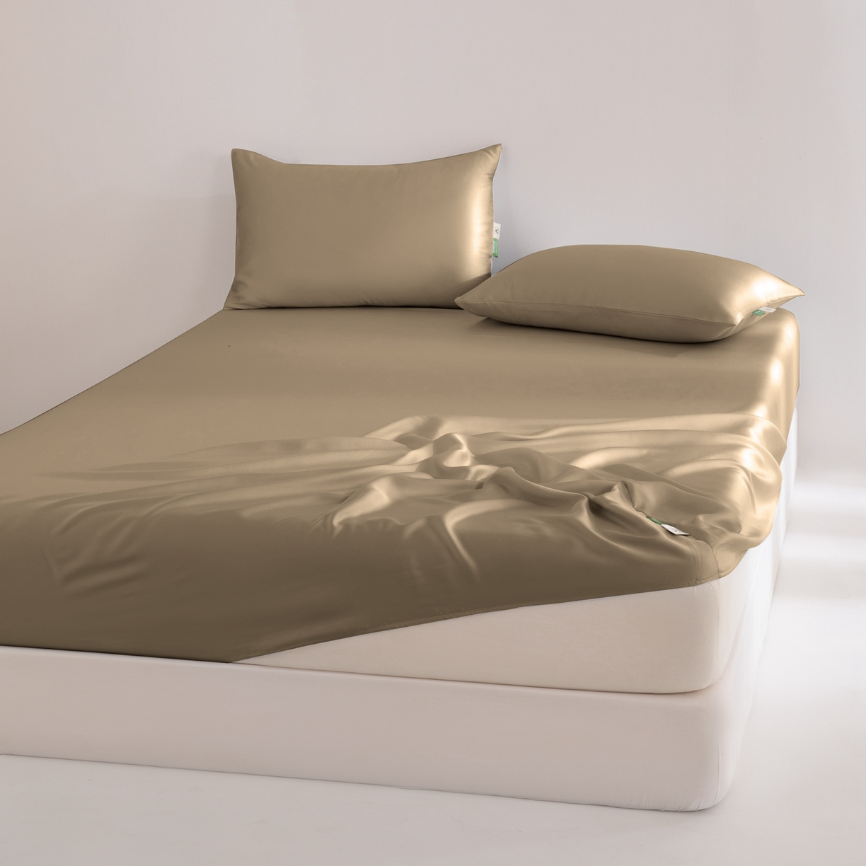 91家纺网 家纺一手货源 找家纺 眠博士 2026新款60S天丝莱赛尔纯色床笠-场景二 60S天丝床笠-金咖