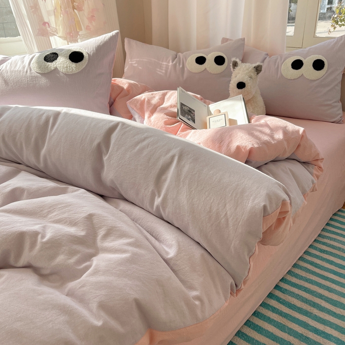 91家纺网 家纺一手货源 找家纺 桃心家居 2026新款A类亲肤舒适软糯云柔水洗棉大眼睛毛巾绣混搭格子撞色系列四件套 云柔水洗棉-大眼葡萄粉桃