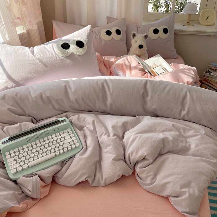 91家纺网 家纺一手货源 找家纺 桃心家居 2026新款A类亲肤舒适软糯云柔水洗棉大眼睛毛巾绣混搭格子撞色系列四件套 云柔水洗棉-大眼葡萄粉桃