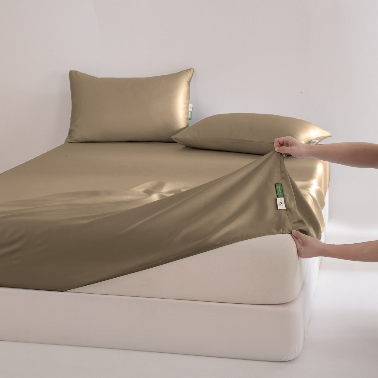 91家纺网 家纺一手货源 找家纺 眠博士 2026新款60S天丝莱赛尔纯色床笠-场景二 60S天丝床笠-金咖