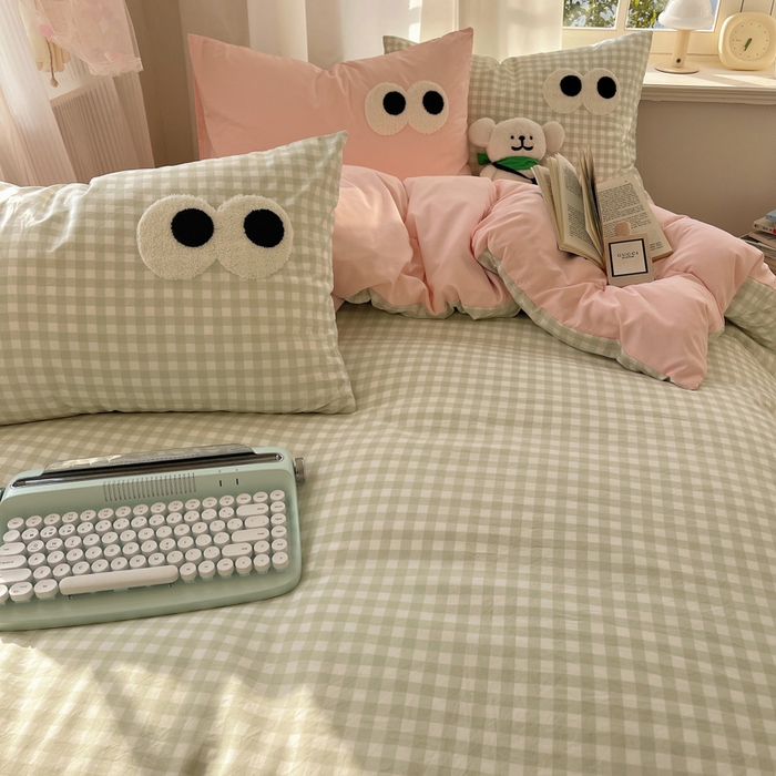 91家纺网 家纺一手货源 找家纺 桃心家居 2026新款A类亲肤舒适软糯云柔水洗棉大眼睛毛巾绣混搭格子撞色系列四件套 云柔水洗棉-大眼绿格粉粉