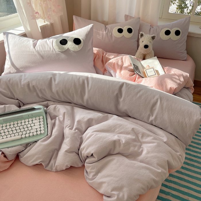 91家纺网 家纺一手货源 找家纺 桃心家居 2026新款A类亲肤舒适软糯云柔水洗棉大眼睛毛巾绣混搭格子撞色系列四件套 云柔水洗棉-大眼葡萄粉桃