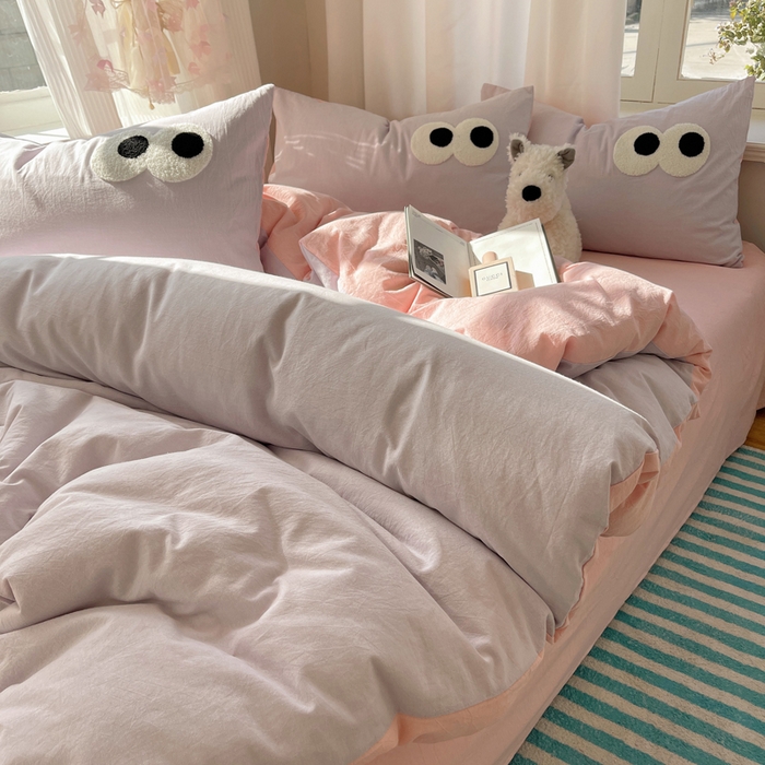 91家纺网 家纺一手货源 找家纺 桃心家居 2026新款A类亲肤舒适软糯云柔水洗棉大眼睛毛巾绣混搭格子撞色系列四件套 云柔水洗棉-大眼葡萄粉桃