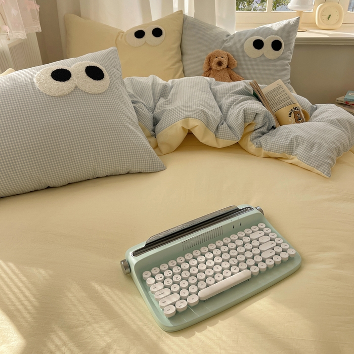 91家纺网 家纺一手货源 找家纺 桃心家居 2026新款A类亲肤舒适软糯云柔水洗棉大眼睛毛巾绣混搭格子撞色系列四件套 云柔水洗棉-大眼奶黄小蓝格