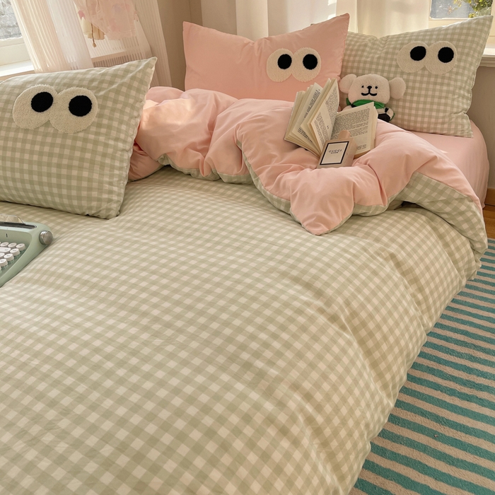 91家纺网 家纺一手货源 找家纺 桃心家居 2026新款A类亲肤舒适软糯云柔水洗棉大眼睛毛巾绣混搭格子撞色系列四件套 云柔水洗棉-大眼绿格粉粉