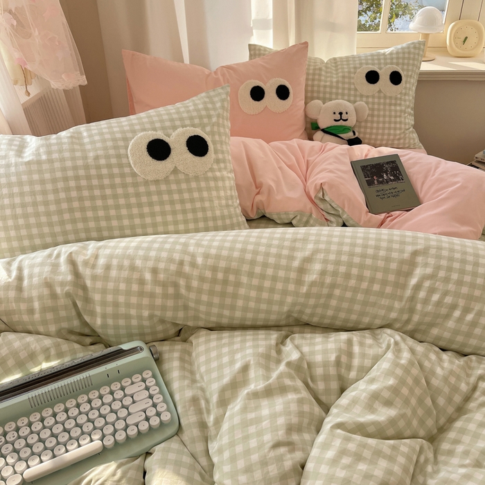 91家纺网 家纺一手货源 找家纺 桃心家居 2026新款A类亲肤舒适软糯云柔水洗棉大眼睛毛巾绣混搭格子撞色系列四件套 云柔水洗棉-大眼绿格粉粉