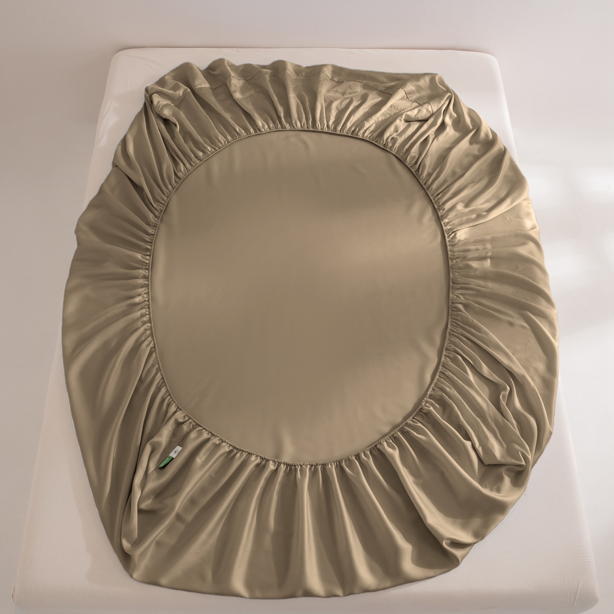 91家纺网 家纺一手货源 找家纺 眠博士 2026新款60S天丝莱赛尔纯色床笠-场景二 60S天丝床笠-金咖