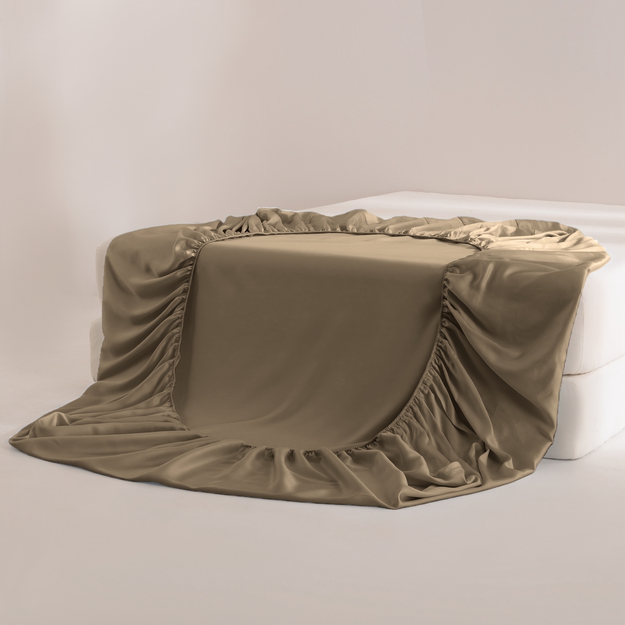 91家纺网 家纺一手货源 找家纺 眠博士 2026新款60S天丝莱赛尔纯色床笠-场景二 60S天丝床笠-金咖