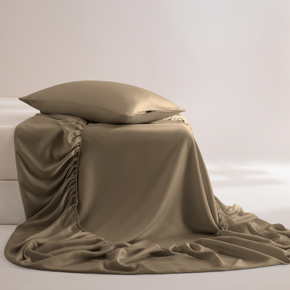 91家纺网 家纺一手货源 找家纺 眠博士 2026新款60S天丝莱赛尔纯色床笠-场景二 60S天丝床笠-金咖