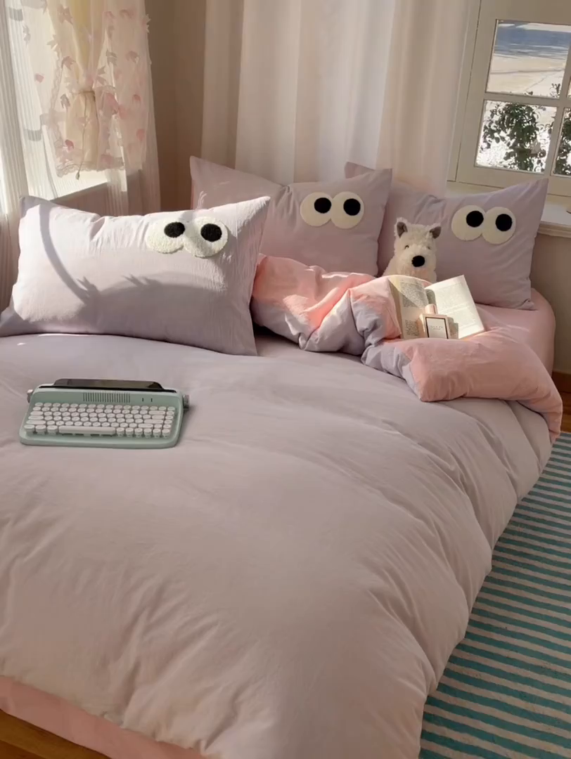 91家纺网 家纺一手货源 找家纺 桃心家居 2026新款A类亲肤舒适软糯云柔水洗棉大眼睛毛巾绣混搭格子撞色系列四件套 云柔水洗棉-大眼葡萄粉桃