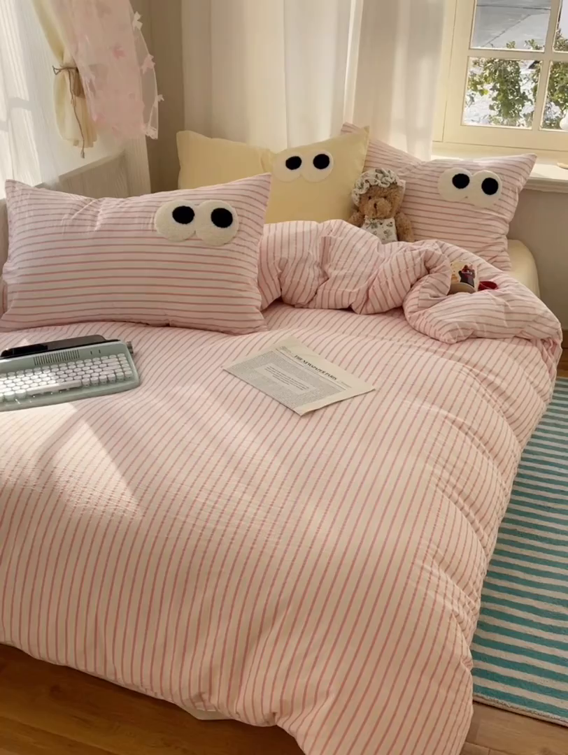 91家纺网 家纺一手货源 找家纺 桃心家居 2026新款A类亲肤舒适软糯云柔水洗棉大眼睛毛巾绣混搭格子撞色系列四件套 云柔水洗棉-大眼粉粉条奶黄