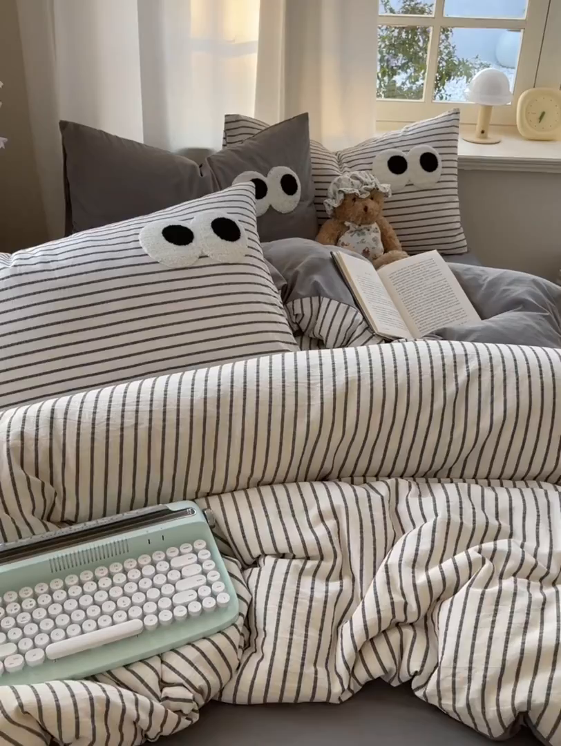 91家纺网 家纺一手货源 找家纺 桃心家居 2026新款A类亲肤舒适软糯云柔水洗棉大眼睛毛巾绣混搭格子撞色系列四件套 云柔水洗棉-大眼灰条拿铁