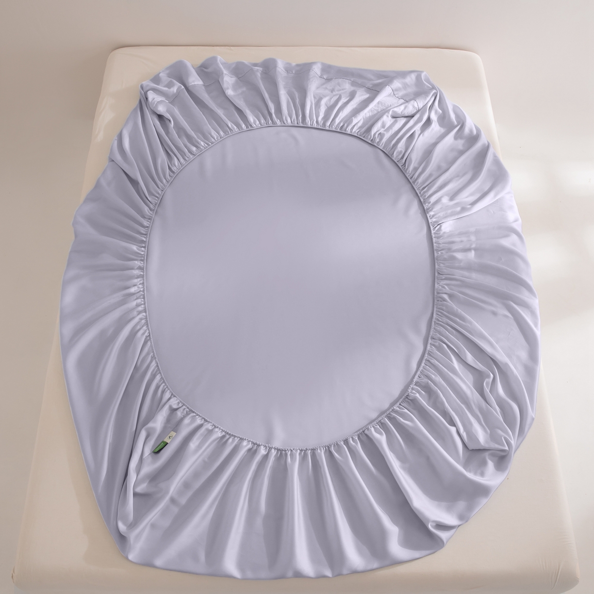 91家纺网 家纺一手货源 找家纺 眠博士 2026新款60S天丝莱赛尔纯色床笠-场景二 60S天丝床笠-迷香紫