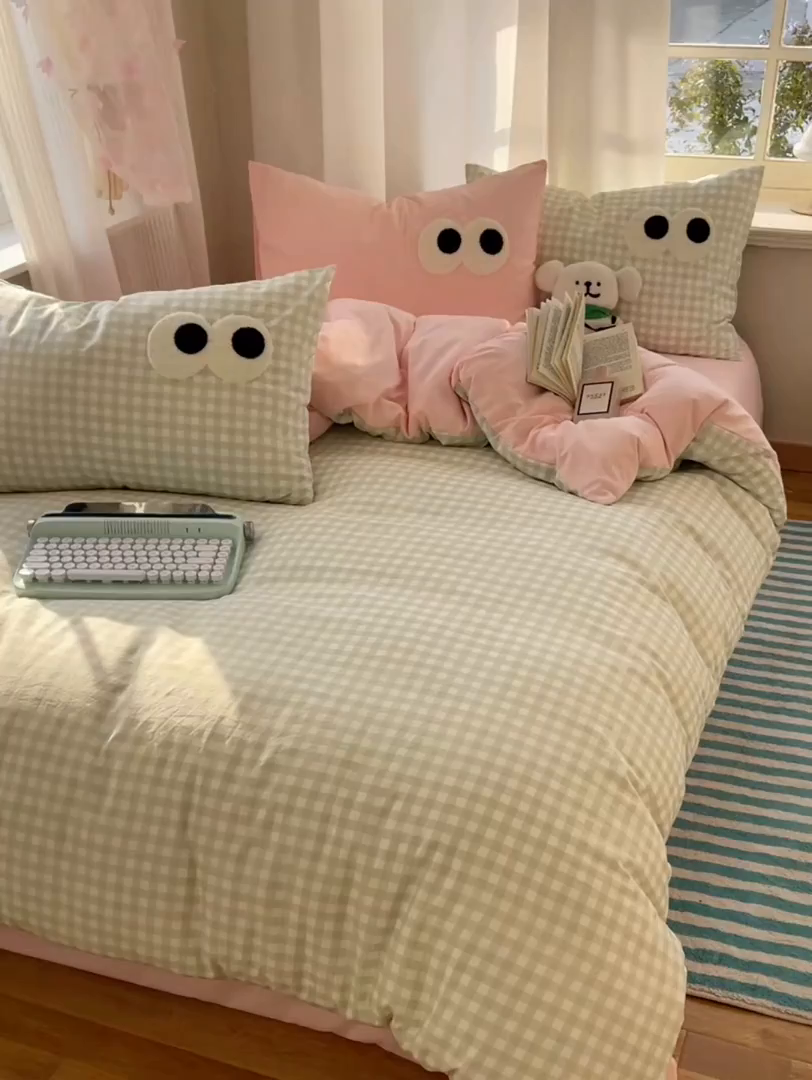 91家纺网 家纺一手货源 找家纺 桃心家居 2026新款A类亲肤舒适软糯云柔水洗棉大眼睛毛巾绣混搭格子撞色系列四件套 云柔水洗棉-大眼绿格粉粉