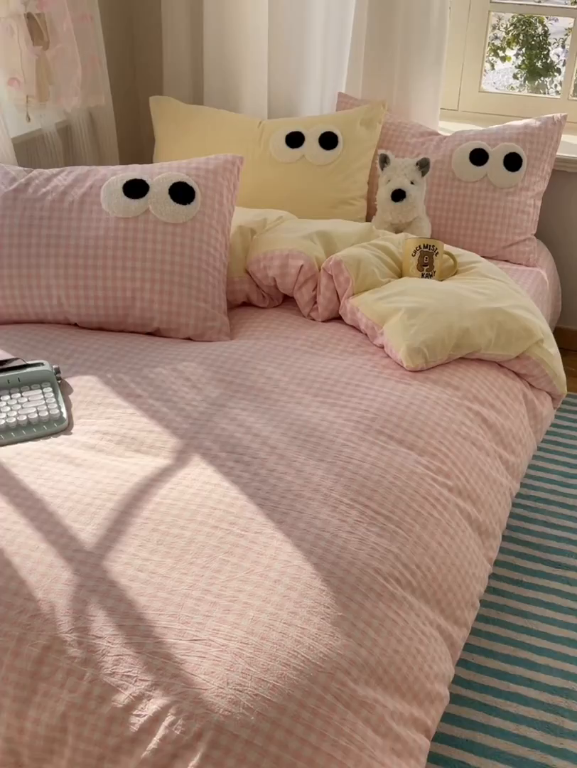 91家纺网 家纺一手货源 找家纺 桃心家居 2026新款A类亲肤舒适软糯云柔水洗棉大眼睛毛巾绣混搭格子撞色系列四件套 云柔水洗棉-大眼粉小格奶黄