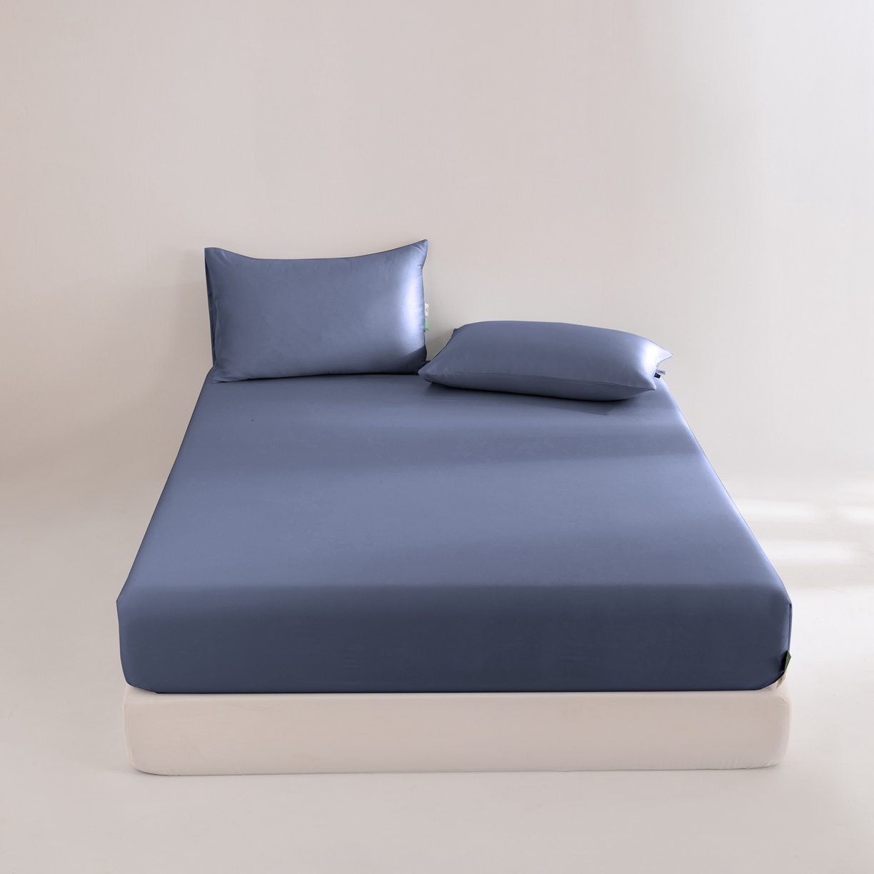 91家纺网 家纺一手货源 找家纺 眠博士 2026新款60S天丝莱赛尔纯色床笠-场景二 60S天丝床笠-米亚蓝