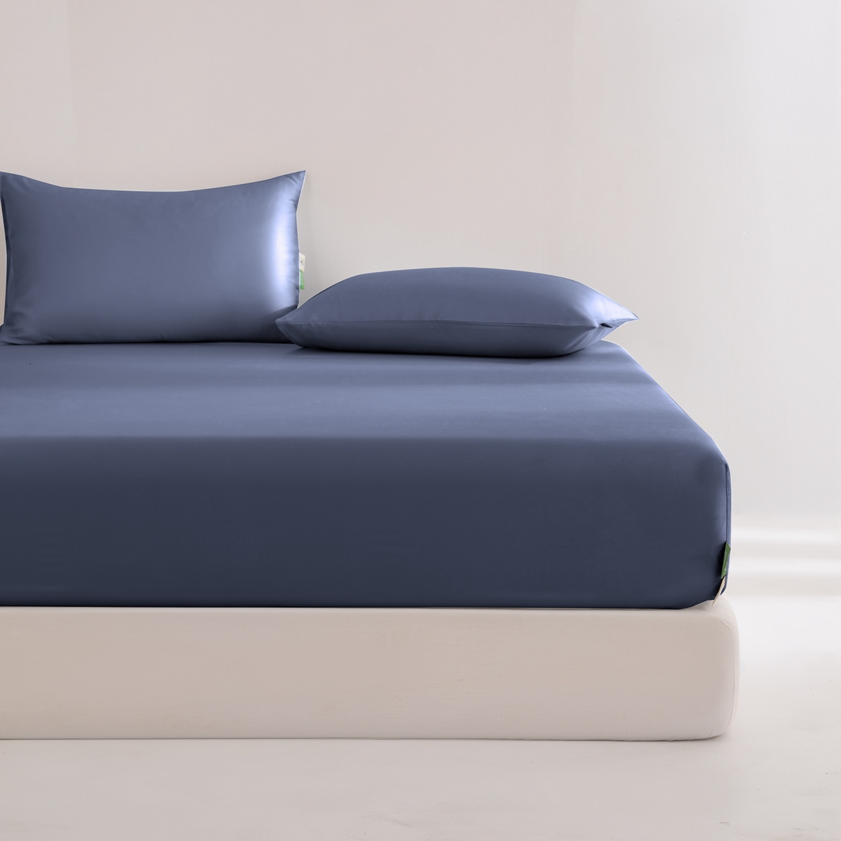 91家纺网 家纺一手货源 找家纺 眠博士 2026新款60S天丝莱赛尔纯色床笠-场景二 60S天丝床笠-米亚蓝